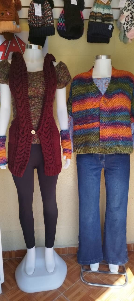 Prendas tejidas en tonos vino y multicolor en el local